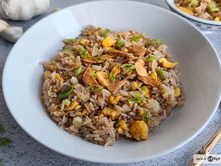 Arroz frito con ajo o Khao Pad Kra-tiam, la receta tailandesa más sencilla de hacer