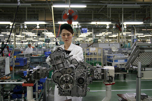 Así fabrica Honda una CBR en una hora: extra de perfeccionismo, monos blancos y un motor en 36 pasos