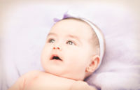 Poner pendientes a las niñas, ¿una forma de abuso infantil? 