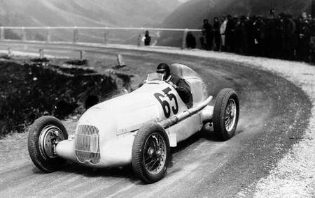 Esta es la curiosa historia que dio lugar a las flechas plateadas de Mercedes-Benz