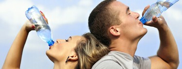 Cuánta agua hay que beber cada día en verano para estar bien hidratados: esto es lo que dicen los expertos 