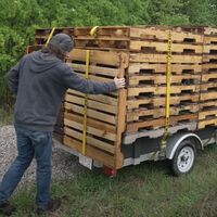 Lo que ves es un remolque cargado de palés. Lo que hay dentro es una discreta 'camper' construida por un manitas que podría trabajar como espía