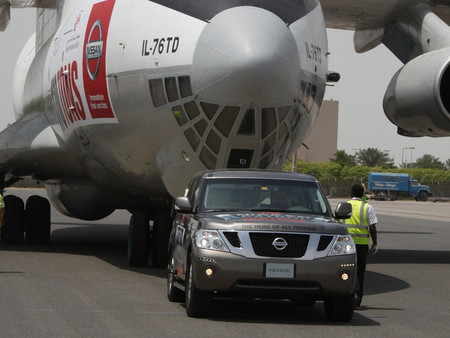 Nissan Patrol remolcando un Il-76