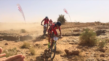 Casi 700 kilómetros de ciclismo por el desierto de Marruecos: así es la Titan Desert desde dentro