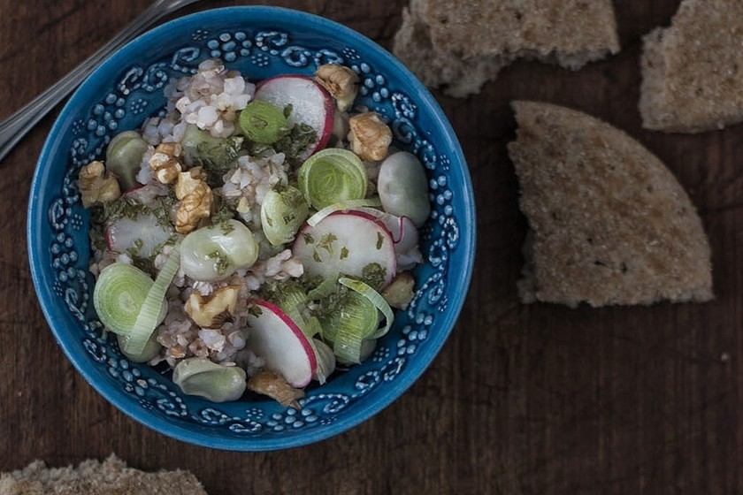 Ensalada de trigo sarraceno y habas. Receta de Oriente Próximo