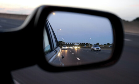 Reflejo en el retrovisor de un coche en autovía