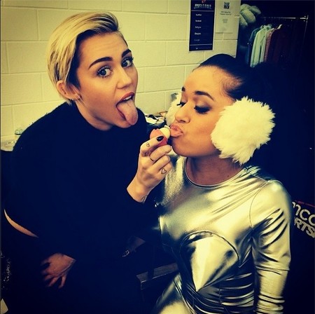 Ahora resulta que Miley Cyrus saca la lengua a pasear porque es muy tímida