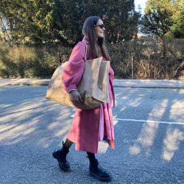 Lululemon tiene el bolso tote definitivo para llevar este otoño: una joya marrón chocolate con diseño de artista