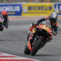 Pedro Acosta consigue su segunda pole position en MotoGP y a las Aprilia oficiales les toca remontar tras dos caídas 