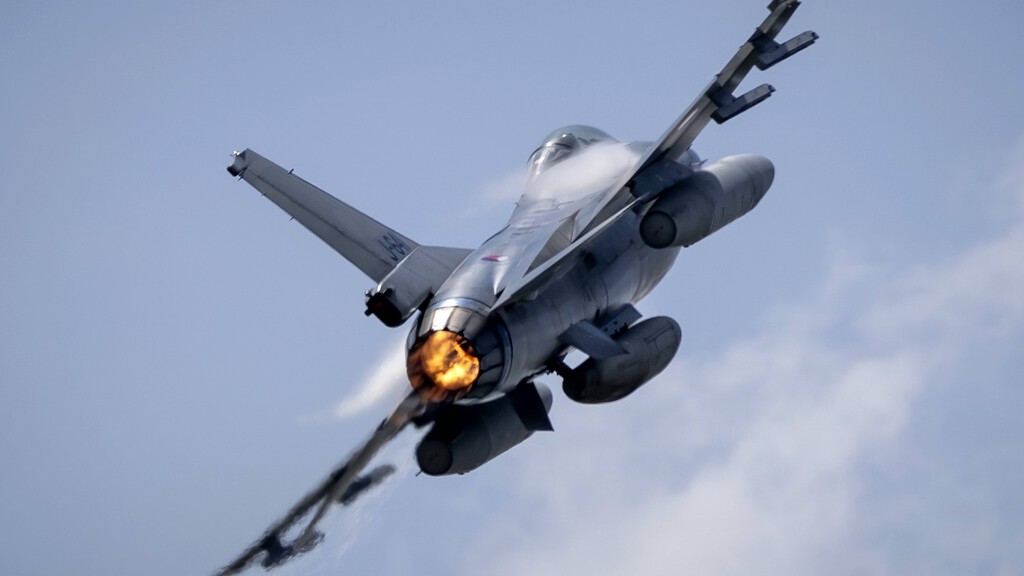 Para tumbar un F-16 ucraniano Rusia ha dotado a su arma más letal un compañero. Se llama Lancet y hace de señuelo
