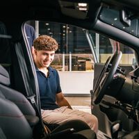 “Este coche me devuelve la autonomía”. El hijo de Nani Roma estrena el primer Ford semiautónomo adaptado de España 