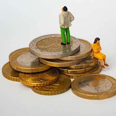 La brecha de género en la economía personal tiene motivo: la ventaja masculina empieza cuando los hombres pagan por saber manejar su dinero 