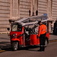 Madrid se creía inmune a la plaga de TukTuk en las ciudades más turísticas del mundo. Ahora alguien quiere prohibirlos