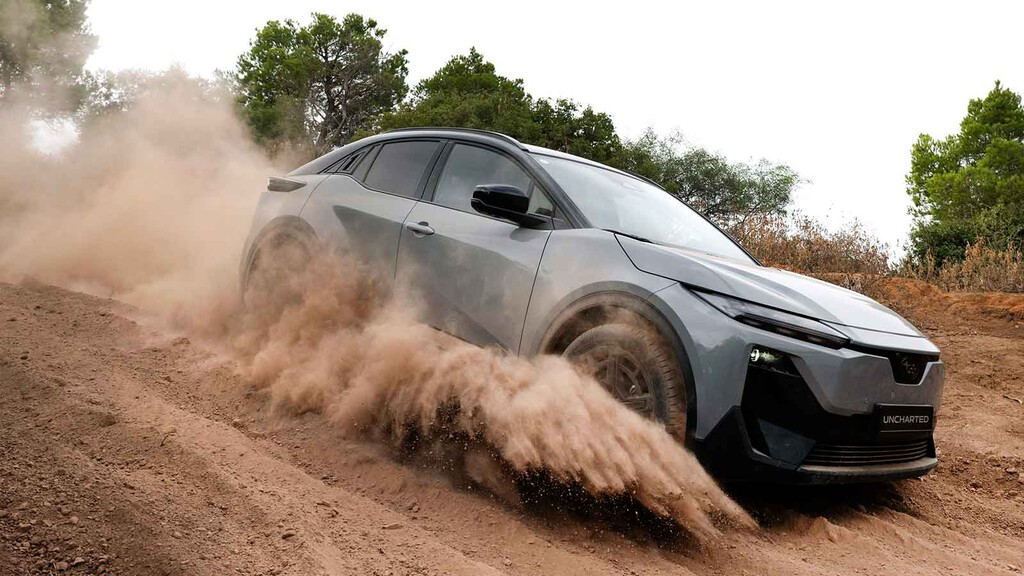 Probamos el Subaru Uncharted: más que un SUV eléctrico es un capaz todoterreno con el que me lo he pasado en grande en tierra, barro y pendientes imposibles