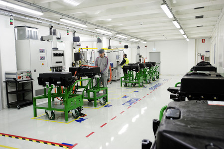 La industria aboga por la creación de una "gigafactoría" en Vigo y explotar los yacimentos de litio del norte de Portugal