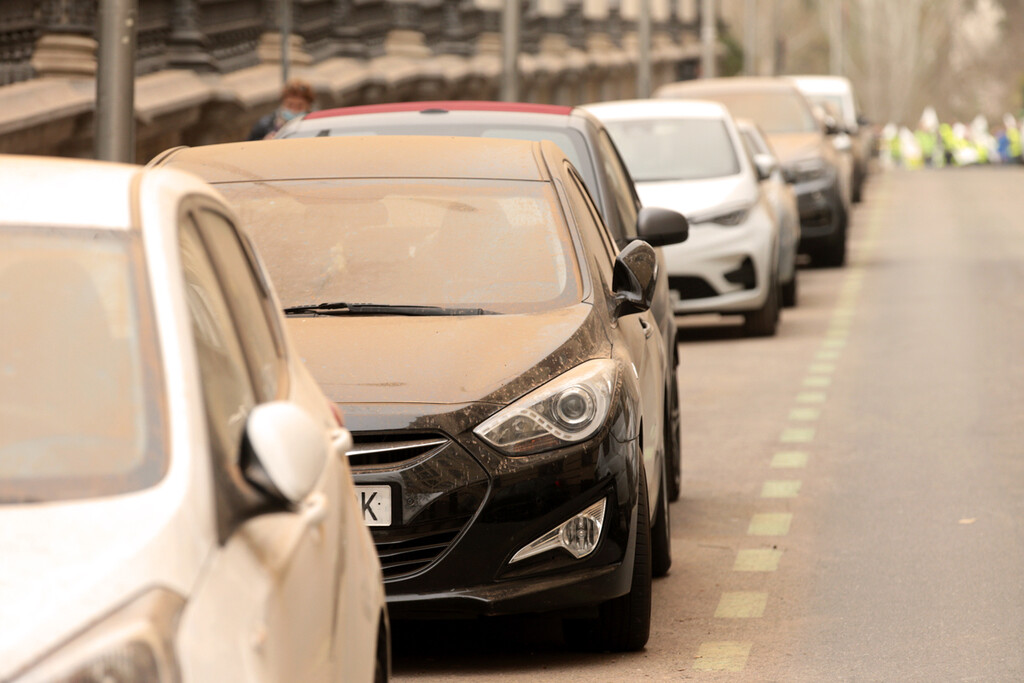 Cómo limpiar tu coche de la calima sin estropear cristales ni carrocería