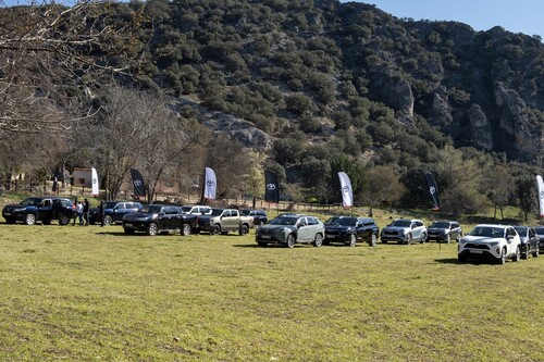 Probamos la gama 4x4 de Toyota: del RAV4 más accesible al imparable Land Cuiser, y con la Hilux de Isidre Esteve como guinda del pastel