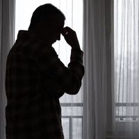 Pedir desculpas toda hora parece apenas educação, mas a psicologia enxerga um problema emocional muito mais profundo 