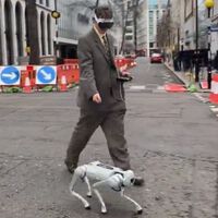 Pasear con las Vision Pro y un perro robótico es lo más Black Mirror que verás hoy. Recorrió las calles de Londres y asombró a todos los transeúntes