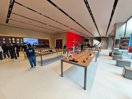 Interior de la HONOR Alpha Store | Imagen: Xataka