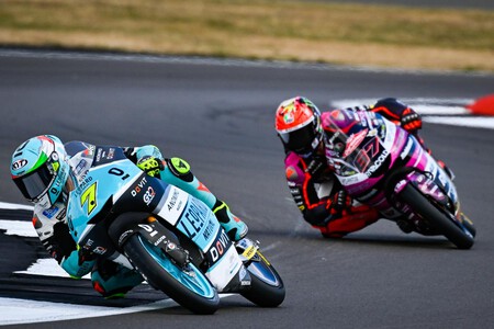 Dennis Foggia revive en el mundial de Moto3 en Silverstone tras los abandonos de Izan Guevara y Sergio García