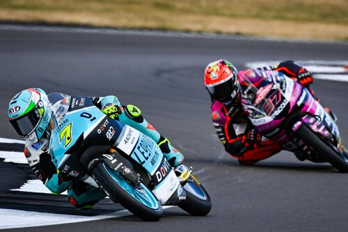 Dennis Foggia revive en el mundial de Moto3 en Silverstone tras los abandonos de Izan Guevara y Sergio García