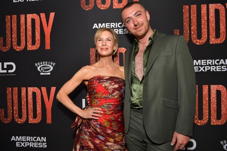 Sam Smith adopta el color clave del otoño en un look para deslumbrar esta temporada