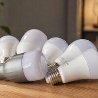 Mi bombilla inteligente parpadeaba cuando supuestamente estaba apagada: he encontrado el motivo y se soluciona sin cambiarla 