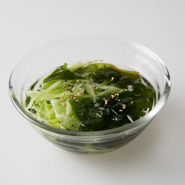 Esta sopa fría coreana es perfecta para el calor, muy ligera y rápida de preparar. Todos los ingredientes están en el supermercado