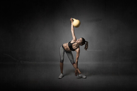 Una rutina rápida con kettlebells para entrenar todo tu cuerpo en 30 minutos
