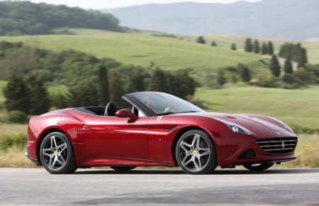 Empiezan a aparecer los primeros coches con CarPlay de Apple, Ferrari lo muestra para su próximo California T