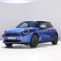 El nuevo Mini eléctrico ya tiene precio en España: es el último utilitario de tres puertas y es más barato que el Peugeot E-208