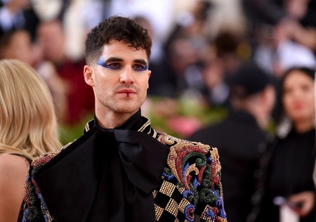Con maquillaje, Darren Criss llega a la alfombra roja de la MET Gala