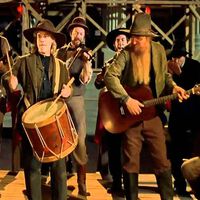 Una de las bandas de rock más legendarias se camufló de lleno en Regreso al Futuro 3, demostrando que hasta en el cine western podían pasar desapercibidos 