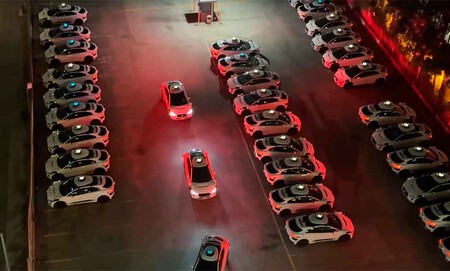 Los robotaxis de Waymo se tiran día y noche tocando el claxon en este páking de San Francisco