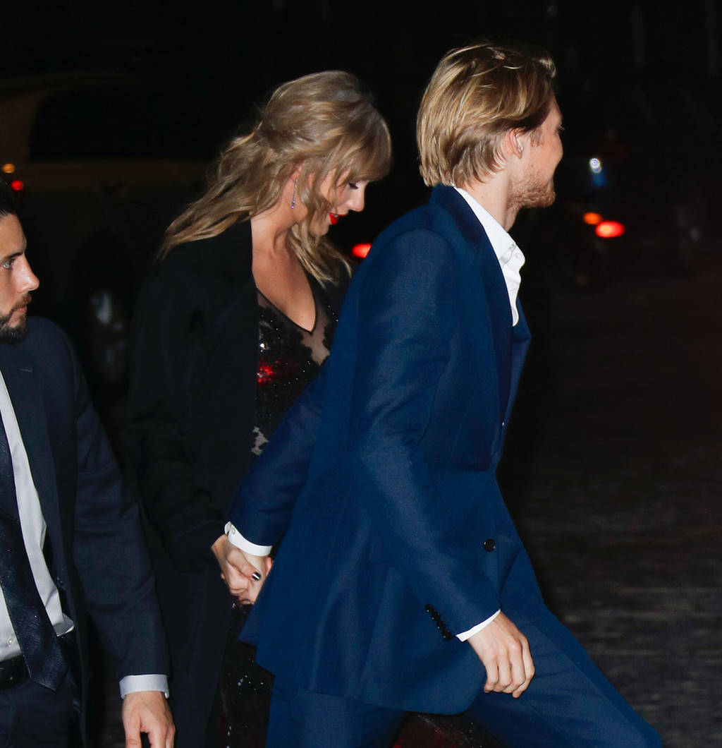 Taylor Swift reaparece con su nocio, pero su estilismo no convence 