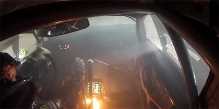 Ken Block lucha por la victoria con el coche en llamas