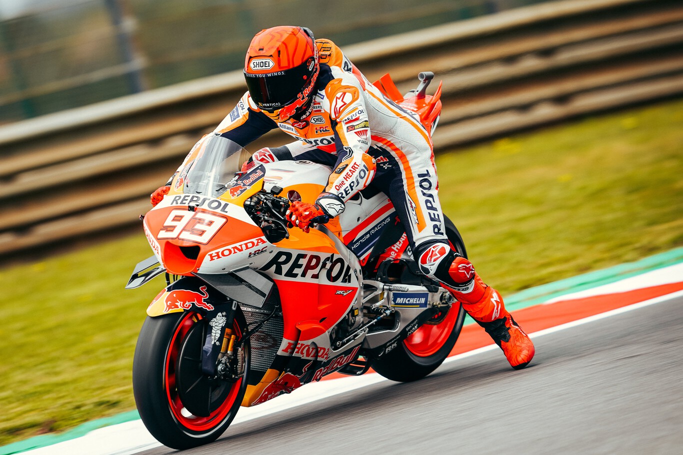 ¡Increíble! Marc Márquez le roba la pole position a las Ducati reventando dos veces el récord de Portimao