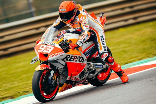 ¡Increíble! Marc Márquez le roba la pole position a las Ducati reventando dos veces el récord de Portimao