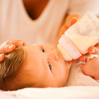 Ciertas leches de fórmula contienen más azúcar que los refrescos, de acuerdo con un estudio