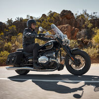 BMW R 18 Classic: la megacustom se viste de rutera con parabrisas, alforjas y sillín para el pasajero