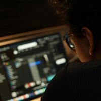 Las empresas de la IA alertan de que acabarán con mucho talento humano. Por ahora, son las que más horas y oficina exigen a la gente