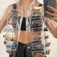 Esta chamarra hecha con pequeños Hot Wheels es la fantasía de cualquier coleccionista cuando las repisas ya no son suficientes 