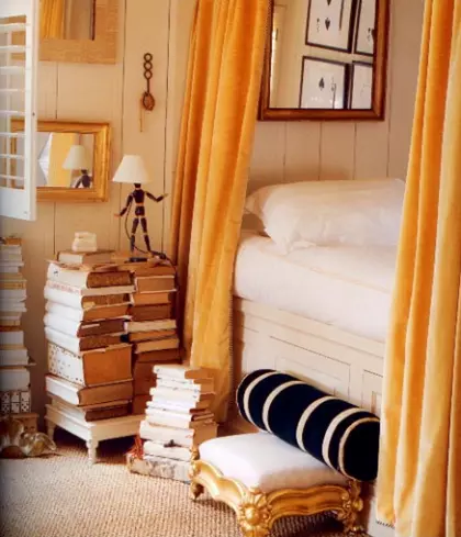 Una buena idea: Libros como mesillas de noche