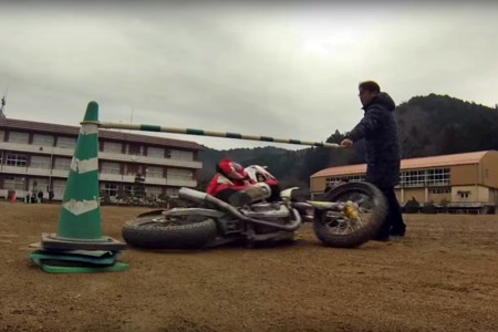 Ohmori Masatoshi y el espectacular limbo en moto a medio metro