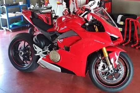 ¿Eres tú la Ducati Panigale V4 que aún no deberíamos conocer? Parece que sí, pero no llegará en Misano