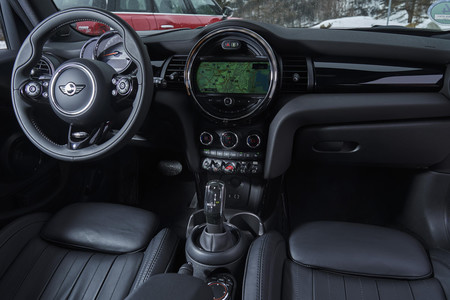 La familia MINI estrena un nuevo cambio de doble embrague y siete velocidades