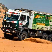 Cinco pinchazos y un piloto lesionado: casi parece imposible que este camión noventero de la Guardia Civil completara el Dakar. Pero lo hizo	