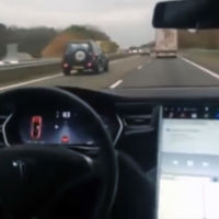 El piloto automático de Tesla y el genio que lo prueba desde el asiento trasero (vídeo)