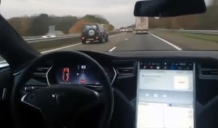 El piloto automático de Tesla y el genio que lo prueba desde el asiento trasero (vídeo)